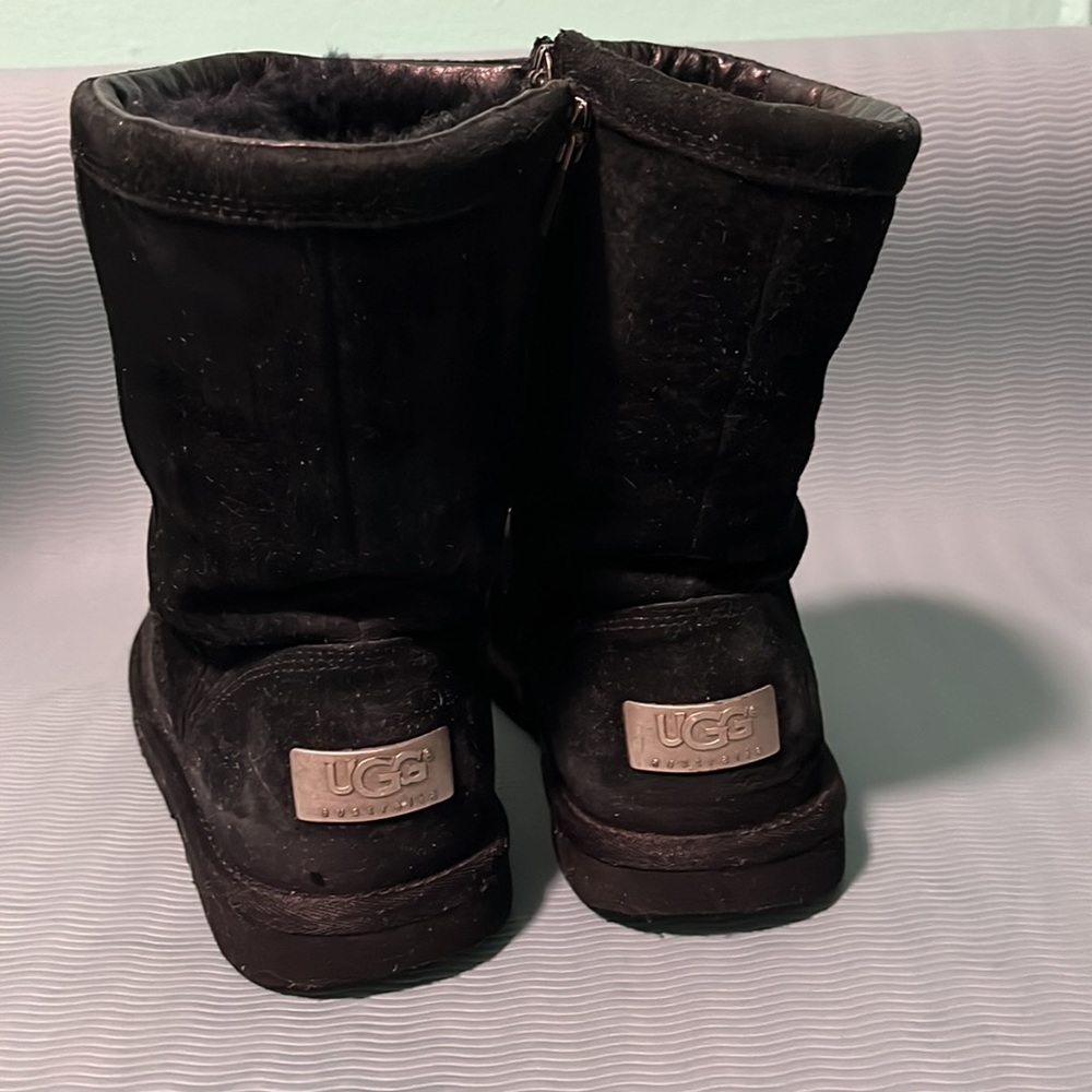 Ugg Size 7 - image 3